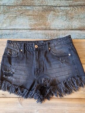 🔥🔥$8.00 Fashion Nova Black Distressed Frayed Hem Denim Shorts. Size 7